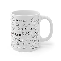 Die personalisierbare Tasse für deine beste Freundin zeigt unterschiedliche Formen von Brüsten und das Wort Busenfreundinnen.