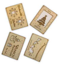 Hochwertige Holz-Weihnachtskarte mit Gravur, Sichtfenster für Geldgeschenke, 4 Motiven zur Auswahl, inklusive goldener Klammern – personalisierbar & nachhaltig verschenken.