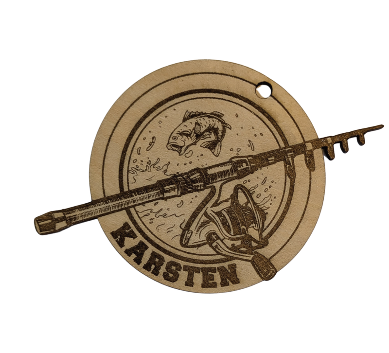 Handgefertigter Holzanhänger für Angler mit Angel, Fisch und personalisierbarem Namen 8,5 x 7,5 cm.