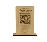 Social Media QR-Code Aufsteller aus Holz – Individuell für Instagram, TikTok, LinkedIn & mehr. Wunschtext & Logo/Firmennamen gravierbar. Hochwertige Theke-Deko inkl. Fuß. Jetzt personalisieren!