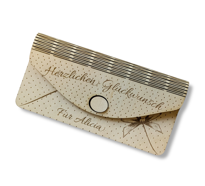 Liebevoll gestaltete Holzkarte zum Geburtstagv, personalisierbare Gravur & Geldfach – charmantes Erinnerungsstück und stilvolle Verpackung für Geldgeschenke.