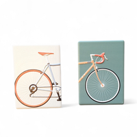 Rechteckiger Keramikmagnet mit einer detaillierten Illustration eines Rennfahrers auf einem Rennrad. Seidenmatte weiße Oberfläche mit haptischem Relief der Rad-Konturen im Vintage-Stil.