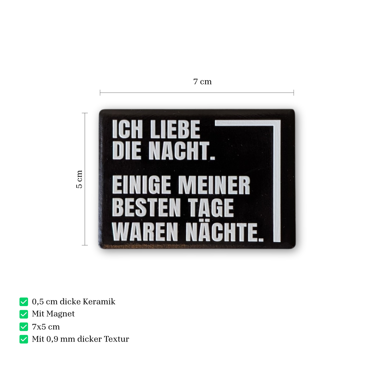 Rechteckiger Keramik-Kühlschrankmagnet (7x5 cm) im Querformat mit schwarzer, seidenmatter Glasur. Auf schwarzem Grund steht der weiße Schriftzug 'ICH LIEBE DIE NACHT. EINIGE MEINER BESTEN TAGE WAREN NÄCHSTE.' im fühlbaren 3D-Relief.