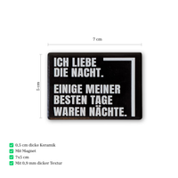 Rechteckiger Keramik-Kühlschrankmagnet (7x5 cm) im Querformat mit schwarzer, seidenmatter Glasur. Auf schwarzem Grund steht der weiße Schriftzug 'ICH LIEBE DIE NACHT. EINIGE MEINER BESTEN TAGE WAREN NÄCHSTE.' im fühlbaren 3D-Relief.