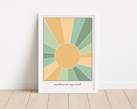 Das Poster zeigt eine Sonne und den Spruch "Sunshine in my Mind" in verschiedenen grünen und orangen Pastelltönen.