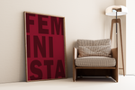 Dieses Feminismus Poster zeigt in verschiedenen Farben das spanische Wort Feminista. 