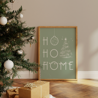 Das Weihnachtsposter zeigt dir in grün oder in schwarz den Spruch "Ho Ho Home" mit Weihnachtskugel, Weihnachtsbaum und Girlande.
