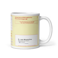Diese lustige Tasse ist ideal als Geschenk für jeden Arbeitskollegen. Die Tasse zeigt einen gelben Krankenschein mit allen Daten. 