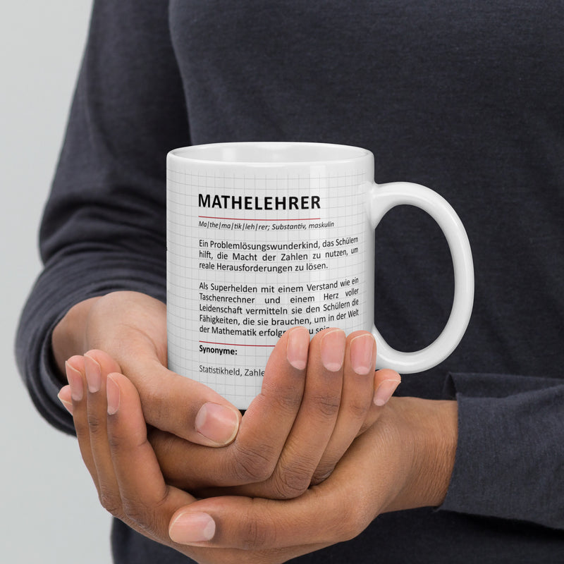 Diese Tasse mit der Definition des Wortes Mathelehrer oder Mathelehrerin inklusive Matheformeln ist das ideale Geschenk für alle Mathelehrer und Mathelehrerinnen. 