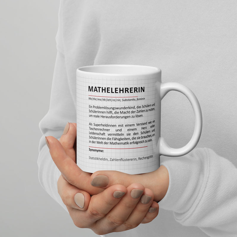 Diese Tasse mit der Definition des Wortes Mathelehrer oder Mathelehrerin inklusive Matheformeln ist das ideale Geschenk für alle Mathelehrer und Mathelehrerinnen. 