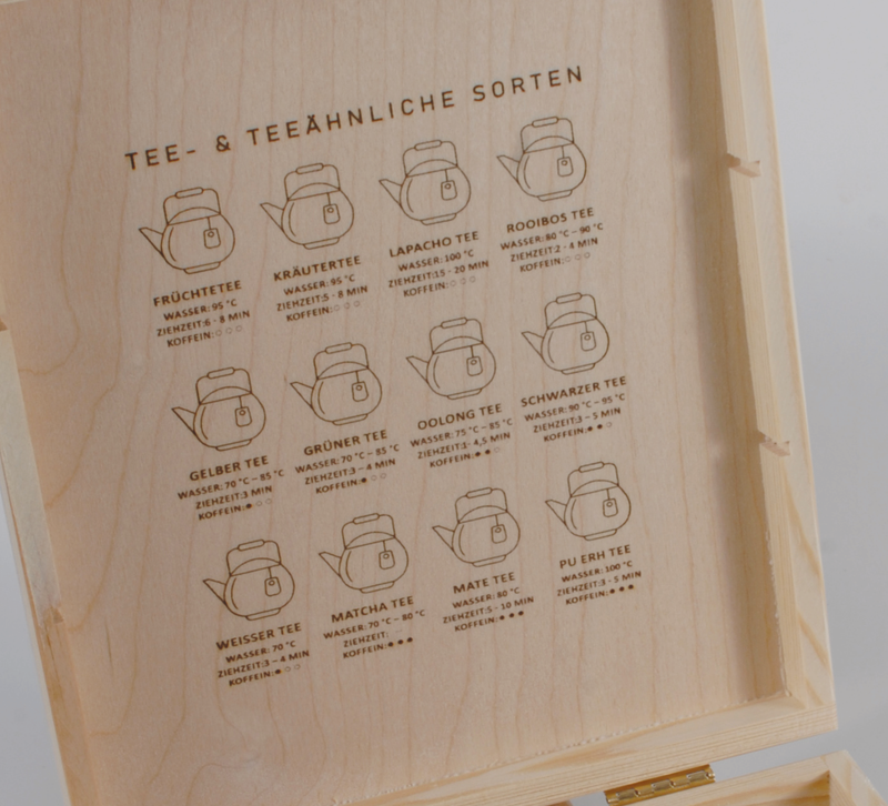 Die Teekiste aus Holz mit 9 Fächern ist ideal für alle Teeliebhaber. Die Holzkiste ist auf der Außenseite mit "Meine Teebox" graviert, das Wort Meine lässt sich auf Wunsch auch personalisieren mit deinem Namen. 