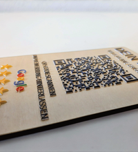 Google Bewertungs-Aufsteller aus Holz – QR-Code mit Google-Logo und personalisierbarem Text. Stilvolle Theke-Deko für mehr Bewertungen. Größe: 12x8 cm, inkl. Fuß. Jetzt individuell gestalten!