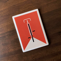 Rechteckiger, weißer Kühlschrankmagnet aus Keramik mit einem minimalistisch dargestellten Fahrrad in kräftigem Orange im Zentrum. Das Design ist schlicht, modern und sauber.