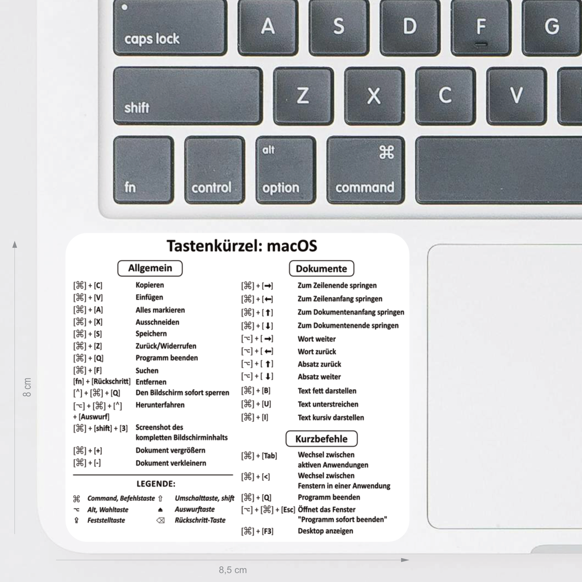 Der abwaschbare Aufkleber zeigt die nützlichsten deutschen Tastenkürzel für MacOS.