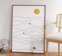 Dieses **Surf Poster** zeigt minimalistische **Wellen, Surfer & Sonne** – perfekt für Strand-Vibes zuhause! **Fineart-Druck** auf 200 g/m² Premium-Papier, erhältlich in verschiedenen Größen.