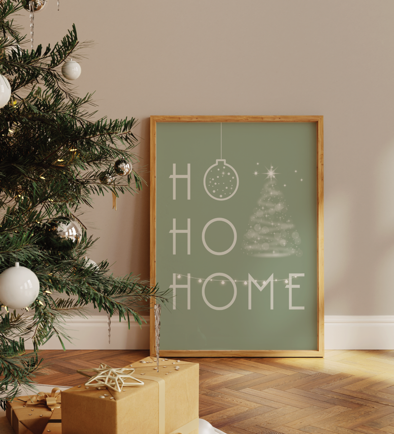 Minimalistisches Weihnachtsposter mit dem Schriftzug ‚Ho Ho Home‘ in Grün oder Schwarz, dekoriert mit Weihnachtsbaum, Kugel und Girlande – gedruckt auf hochwertigem Fineart-Papier.
