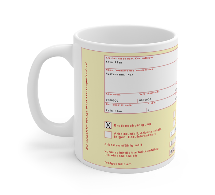 Personalisierte Krankenschein-Tasse für humorvolle Büro-Momente! Hochwertige Keramik, 0,3L, Panorama-Druck, spülmaschinenfest. Jetzt individuell anpassen & bestellen!