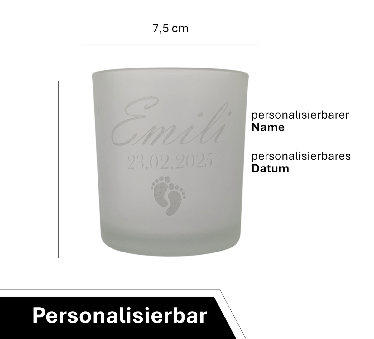 Frostweißes Teelichtglas mit individueller Gravur von Name und Geburtsdatum, darunter zwei Babyfüße – liebevolles Geschenk zur Geburt oder Erinnerung an Sternenkinder.