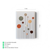 Rechteckiger, weißer Kühlschrankmagnet aus Keramik mit kunstvollen, abstrakt gezeichneten Blumen in bunten Farben wie Rosa, Orange und Blau im modernen Boho-Stil.