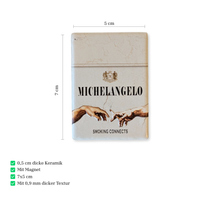 Rechteckiger Keramik-Kühlschrankmagnet (7x5 cm) mit seidenmatter Glasur im Design einer hellen Vintage-Zigarettenschachtel. Abgebildet sind Michelangelos Hände, die eine Zigarette weitergeben, mit dem Schriftzug 'MICHELANGELO SMOKING CONNECTS' im fühlbaren 3D-Relief.