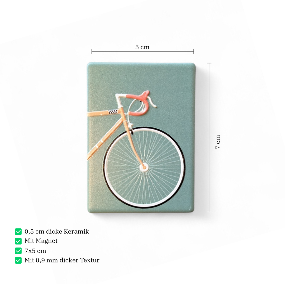 Rechteckiger Keramikmagnet mit einer detaillierten Illustration eines Rennfahrers auf einem Rennrad. Seidenmatte weiße Oberfläche mit haptischem Relief der Rad-Konturen im Vintage-Stil.