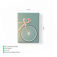 Rechteckiger Keramikmagnet mit einer detaillierten Illustration eines Rennfahrers auf einem Rennrad. Seidenmatte weiße Oberfläche mit haptischem Relief der Rad-Konturen im Vintage-Stil.