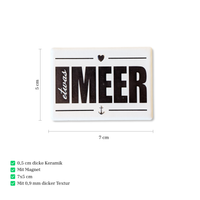 Rechteckiger Keramik-Kühlschrankmagnet (7x5 cm) im Querformat mit seidenmatter Glasur. Auf weißem Grund steht der schwarze Schriftzug 'etwas MEER' mit Anker und Herz-Symbol im fühlbaren 3D-Relief.