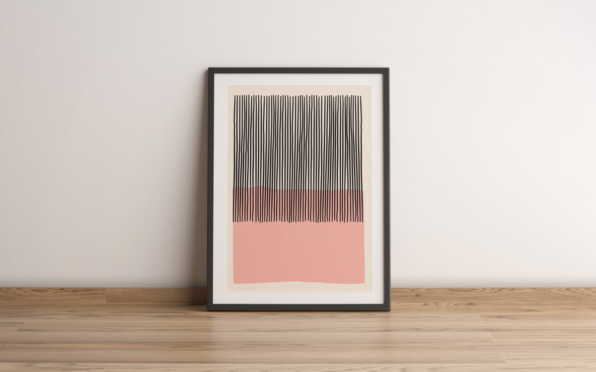 Das Poster zeigt eine abstrakte, geometrische Darstellung in Rosa und Schwarz mit beigem Hintergrund.