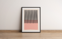 Das Poster zeigt eine abstrakte, geometrische Darstellung in Rosa und Schwarz mit beigem Hintergrund.