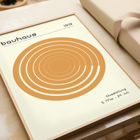 Das Poster im Bauhaus-Stil  zeigt dir eine Spirale im Kreis in Grün oder Orange.