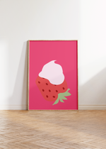 Das Poster für die Küche zeigt dir eine Erdbeere mit Sahne auf ihr. 