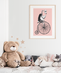 Das Poster zeigt einen Flamingo auf einem Hochrad mit Frack und Hut im vintage Stil. 