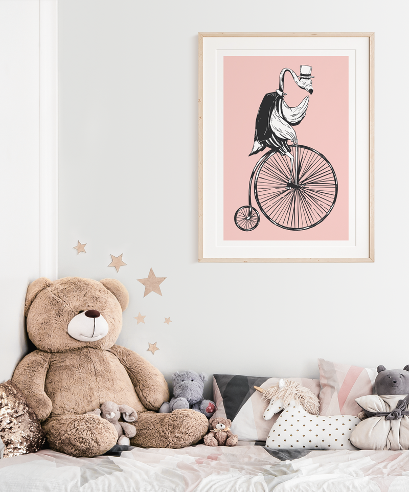 Das Poster zeigt einen Flamingo auf einem Hochrad mit Frack und Hut im vintage Stil. 