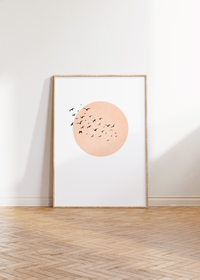 Dieses minimalistische Poster zeigt einen Vogelschwarm vor einer rosa oder einer grauen Sonne. 