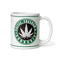 Diese lustige Tasse, angelehnt an eine große Kaffeehauskette, mit dem Spruch "Coffee, Freedom &amp; Cannabis" ist die perfekte Tasse für jeden der gerne mal einen raucht. 