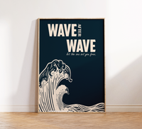 Surf Poster „Wave after Wave - Let the Sea Set You Free“ mit kraftvoller Welle in Beige-Blau oder Blau-Beige.