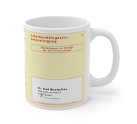 Personalisierte Krankenschein-Tasse für humorvolle Büro-Momente! Hochwertige Keramik, 0,3L, Panorama-Druck, spülmaschinenfest. Jetzt individuell anpassen & bestellen!