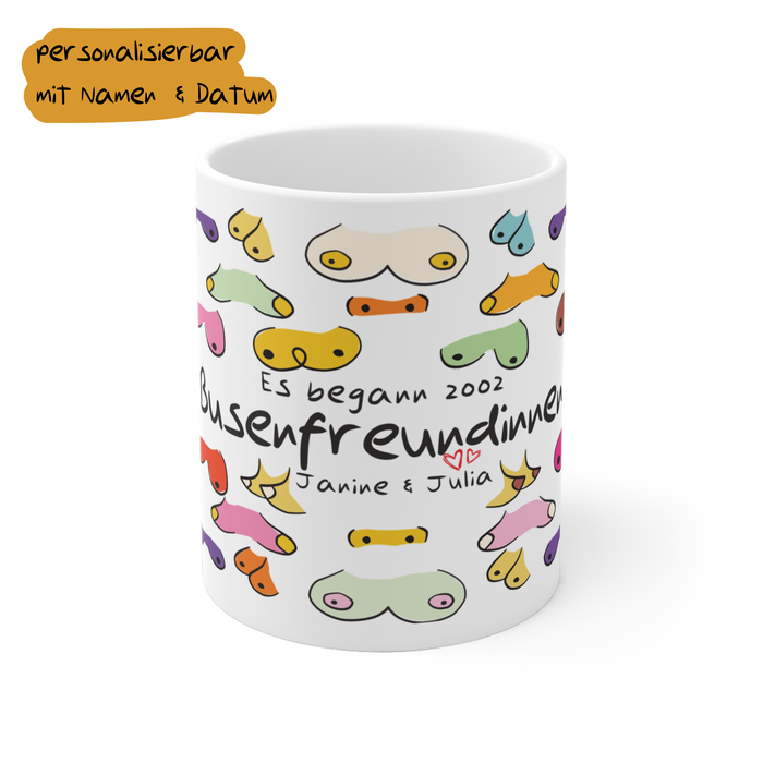 Die personalisierbare Tasse für deine beste Freundin zeigt unterschiedliche Formen von Brüsten und das Wort Busenfreundinnen.