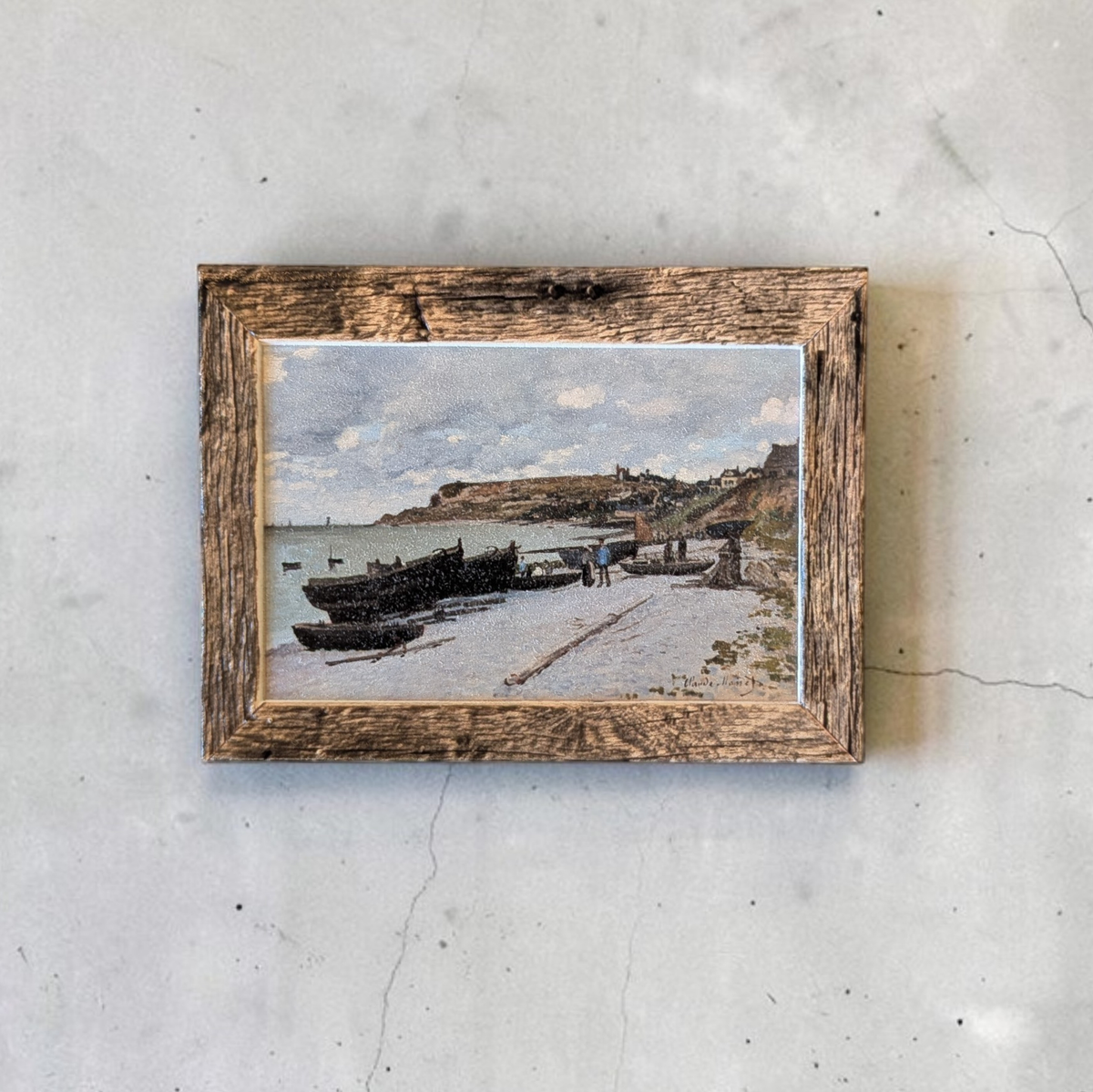 Rechteckiger Holz-Kühlschrankmagnet (8x6 cm) aus Birkensperrholz mit einem gedruckten Gemälde von Claude Monet. Das Bild wird von einem spürbaren 1,6 mm 3D-Relief-Galerierahmen in Gold oder rustikalem Holz umschlossen.