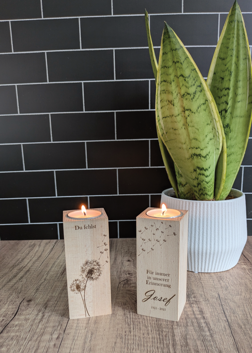 Diese wunderschönen, personalisierbaren Holz-Kerzenhalter für Teelichter sind die perfekte Möglichkeit, um Erinnerungen an geliebte Menschen zu bewahren. 