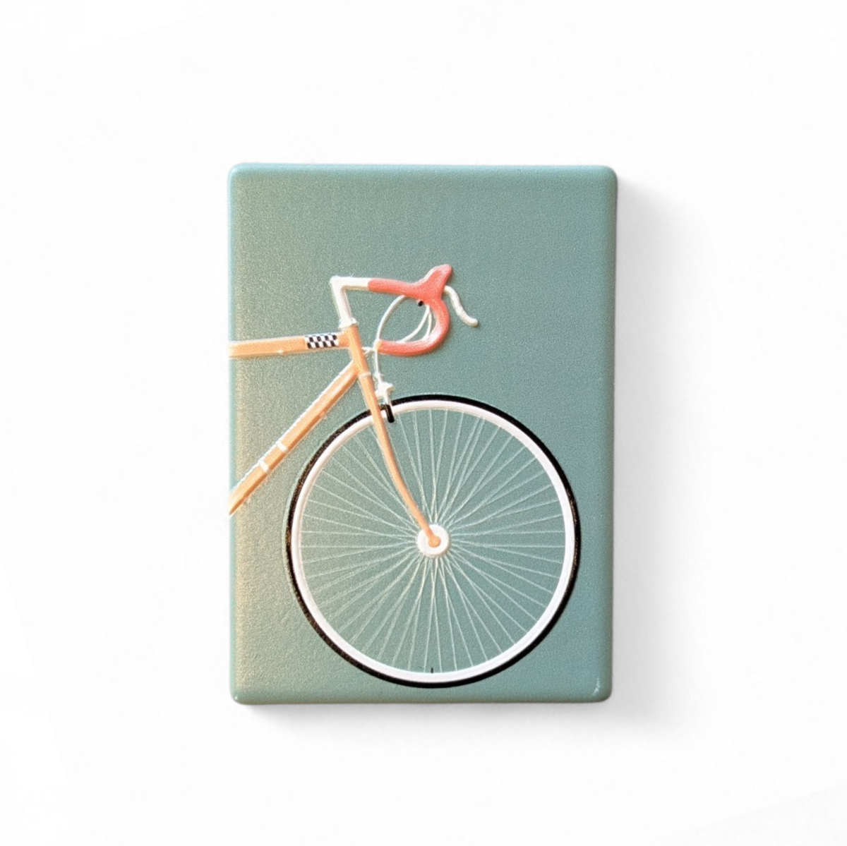 Rechteckiger Keramikmagnet mit einer detaillierten Illustration eines Rennfahrers auf einem Rennrad. Seidenmatte weiße Oberfläche mit haptischem Relief der Rad-Konturen im Vintage-Stil.
