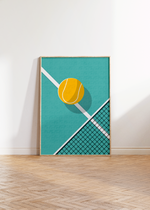 Das minimalistische Tennis Poster zeigt ein Tenniscourt und einen GelbenTennisball. 