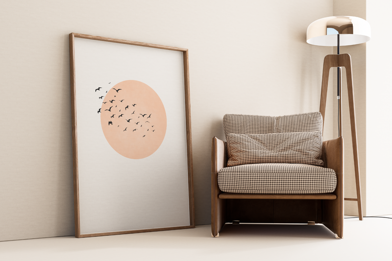 Dieses minimalistische Poster zeigt einen Vogelschwarm vor einer rosa oder einer grauen Sonne. 
