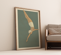 Retro Turmspringerin Poster Fineart-Druck auf 200 g/m² Premium-Papier, perfekte Vintage-Deko für Wohnzimmer & Badezimmer. Erhältlich in Grün, Rot & Beige, verschiedene Größen & Sonderformen verfügbar.