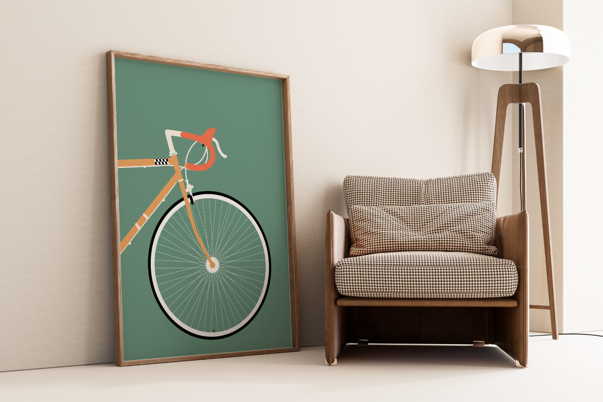 Dieses Poster im minimalistischen Stil zeigt ein oranges Rennrad auf grünem Hintergrund. 