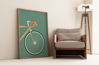 Dieses Poster im minimalistischen Stil zeigt ein oranges Rennrad auf grünem Hintergrund. 