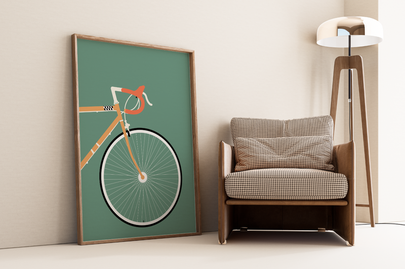Dieses Poster im minimalistischen Stil zeigt ein oranges Rennrad auf grünem Hintergrund. 