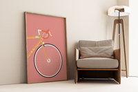 Dieses Poster im minimalistischen Stil zeigt ein oranges Rennrad auf grünem Hintergrund. 