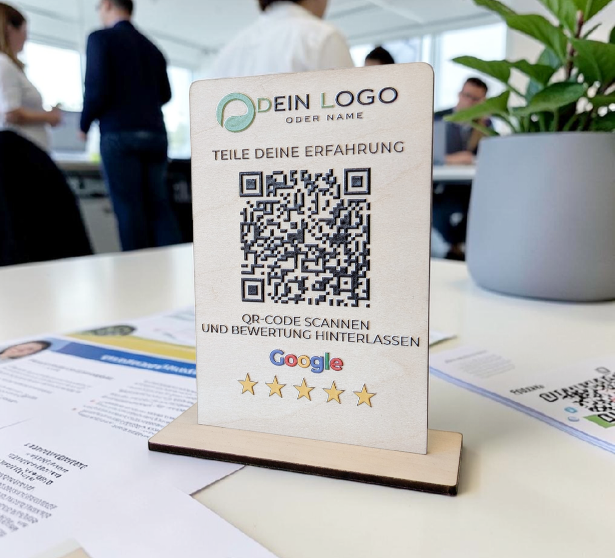 Google Bewertungs-Aufsteller aus Holz – QR-Code mit Google-Logo und personalisierbarem Text. Stilvolle Theke-Deko für mehr Bewertungen. Größe: 12x8 cm, inkl. Fuß. Jetzt individuell gestalten!