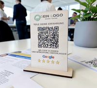 Google Bewertungs-Aufsteller aus Holz – QR-Code mit Google-Logo und personalisierbarem Text. Stilvolle Theke-Deko für mehr Bewertungen. Größe: 12x8 cm, inkl. Fuß. Jetzt individuell gestalten!